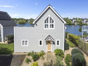 Front of lodge- click for photo gallery